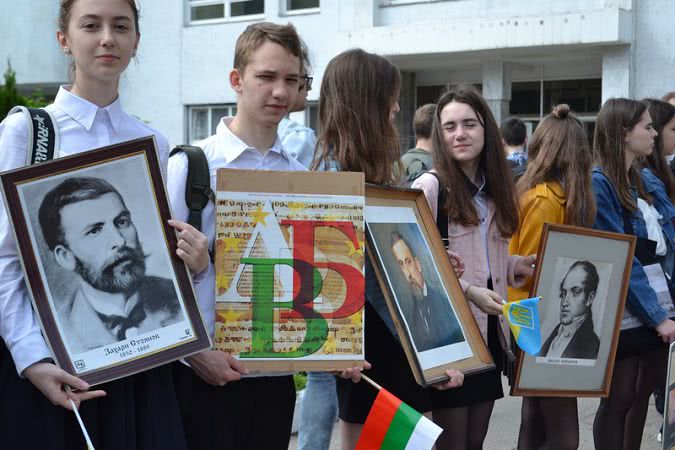 День славянской письменности: в Одессе к памятнику болгарским просветителям возложили цветы (фото)