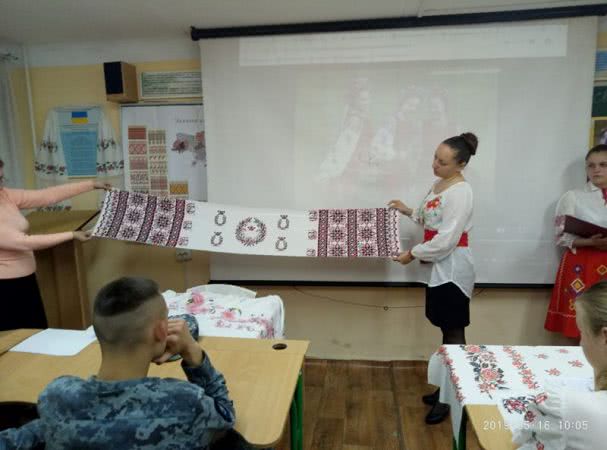 Вышиванка - больше чем мода: студенческая молодежь Измаила выстроилась в виде "вышиванкового" сердца