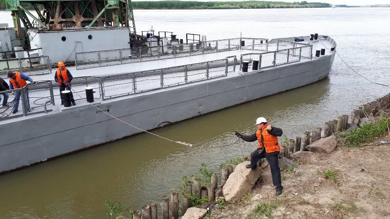 В Рени накануне Дня Победы вернули на своё законное месте обновленный причал-баржу