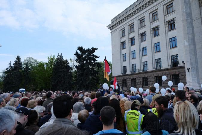 В Одессе прошло траурное мероприятие: запустили чёрные и белые шары в небо В Одессе прошло траурное мероприятие: запустили чёрные и белые шары в небо