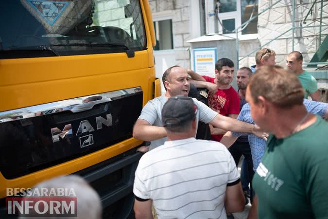 Фермеры Бессарабии пытаются вывезти своё зерно, оказавшееся в "заложниках" Измаильского элеватора - полиция им препятствует