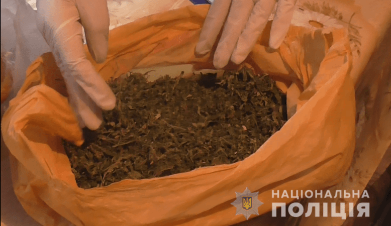 В Одесской области копы приехали на вызов о домашнем насилии и нашли наркотики