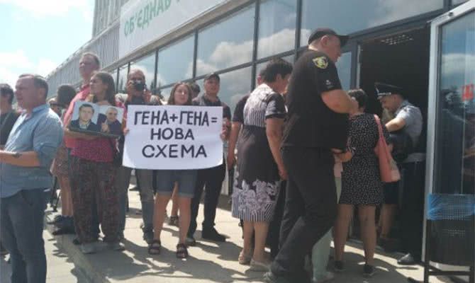 Радикалы снесли памятник великому полководцу Георгию Жукову и устроили "коридор позора" сторонникам Труханова-Кернеса