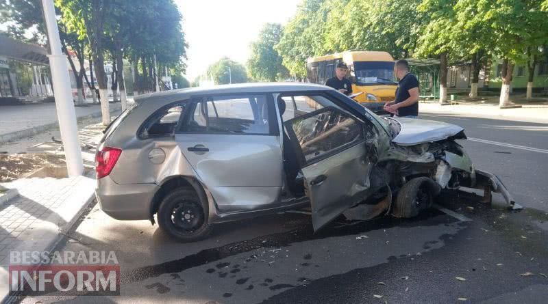 В Измаиле в результате утреннего ДТП на проспекте Мира Skoda превратилась в кучу металлолома