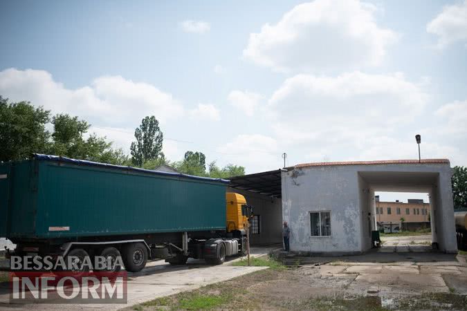 Фермеры Бессарабии пытаются вывезти своё зерно, оказавшееся в "заложниках" Измаильского элеватора - полиция им препятствует