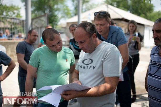 Фермеры Бессарабии пытаются вывезти своё зерно, оказавшееся в "заложниках" Измаильского элеватора - полиция им препятствует