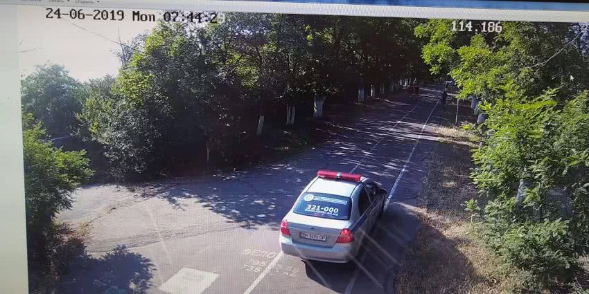 В Одессе автохамы на машине охранной фирмы катались по Трассе здоровья, заезжая на тротуары и газоны. Фото