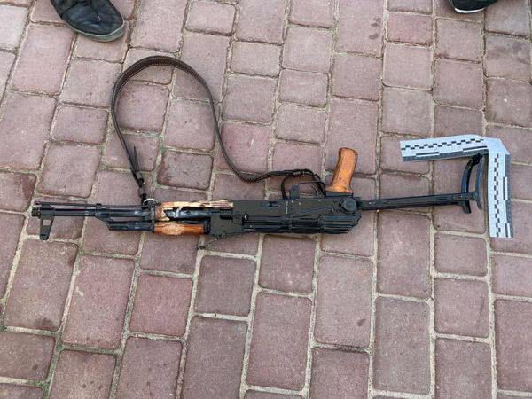 В Одессе арендатор пляжа в Отраде встретил депутатов и журналистов с автоматом (видео)