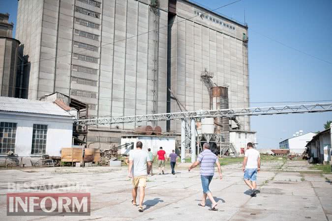 Фермеры Бессарабии пытаются вывезти своё зерно, оказавшееся в "заложниках" Измаильского элеватора - полиция им препятствует