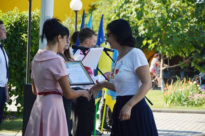 В Килии ко Дню Конституции Украины провели акцию "Єднаймося"