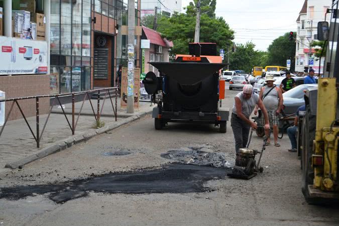 В Белгород-Днестровском "латают" одну из самых разбитых дорог (фотофакт)