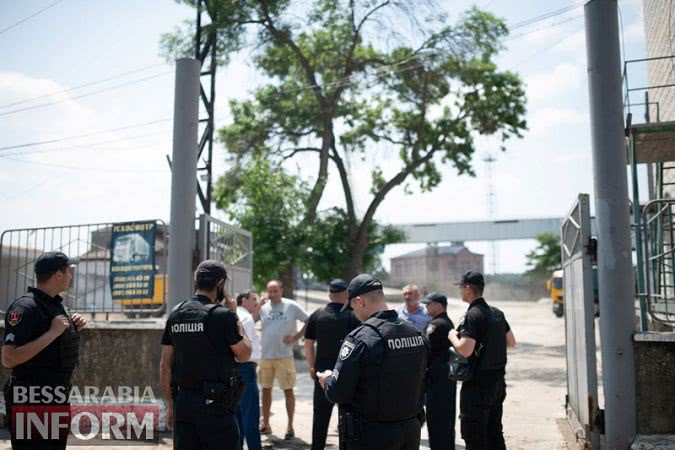 Фермеры Бессарабии пытаются вывезти своё зерно, оказавшееся в "заложниках" Измаильского элеватора - полиция им препятствует