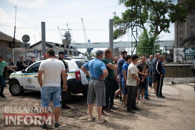 Фермеры Бессарабии пытаются вывезти своё зерно, оказавшееся в "заложниках" Измаильского элеватора - полиция им препятствует