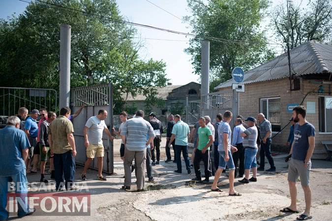Фермеры Бессарабии пытаются вывезти своё зерно, оказавшееся в "заложниках" Измаильского элеватора - полиция им препятствует