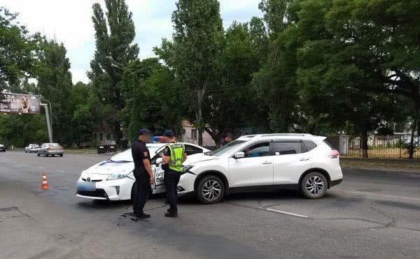 Минус Prius: автомобиль полиции столкнулся с автомобилем Nissan на Красново