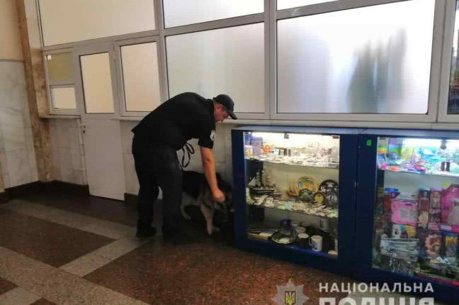 Ни заехать, ни выехать: в Одессе «заминировали» два вокзала, порт и аэропорт