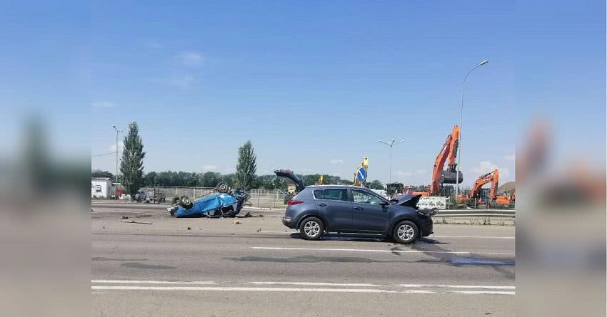 Под Одессой иномарка влетела в ВАЗ, он перевернулся на крышу