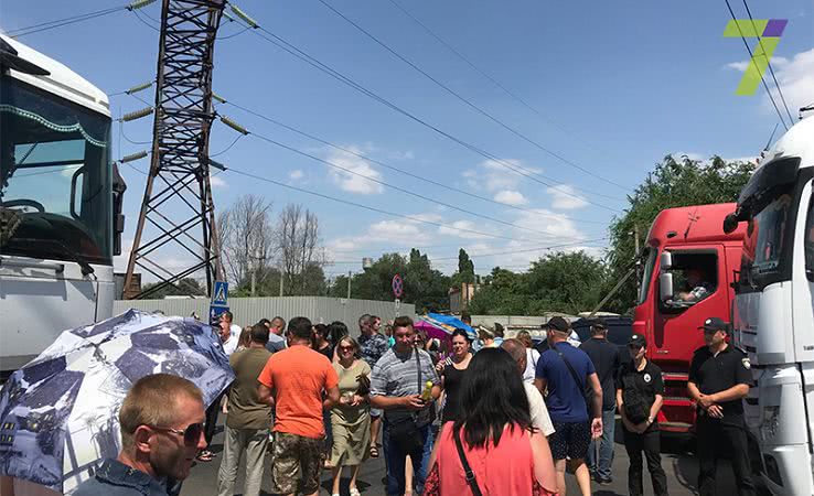 Перекрытие дороги в Одесской области: жители Усатово против проезда фур (фото, видео)
