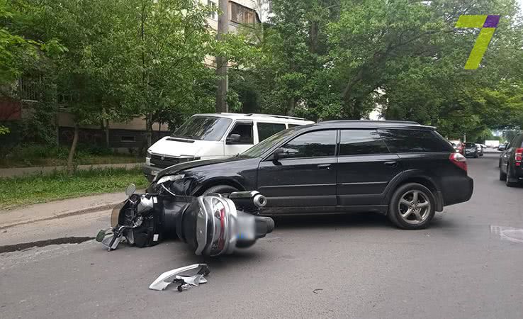 Авария с участием легковушки и скутера произошла на Таирова в Одессе