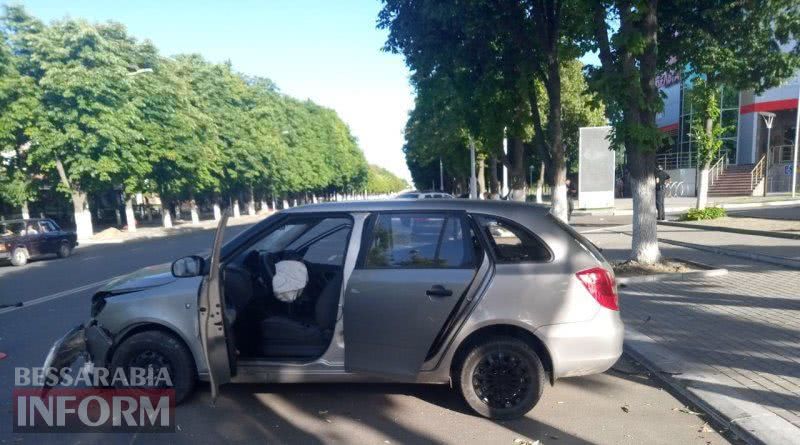 В Измаиле в результате утреннего ДТП на проспекте Мира Skoda превратилась в кучу металлолома