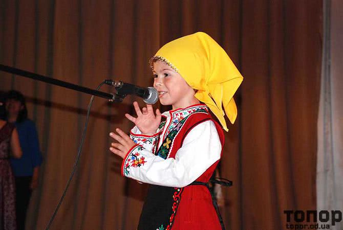 В Болграде активисты «Нашего края» поздравили юных артистов