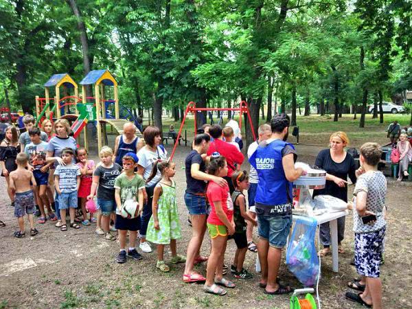 Одесский кандидат в депутаты кормит избирателей бесплатной сладкой ватой