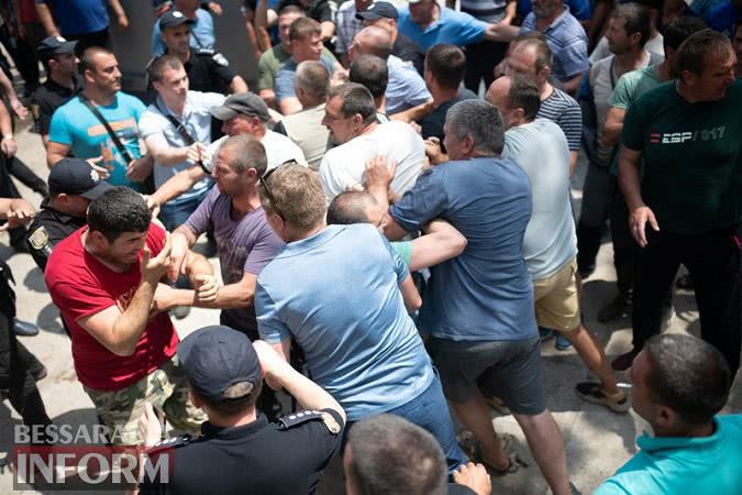 Фермеры Бессарабии пытаются вывезти своё зерно, оказавшееся в "заложниках" Измаильского элеватора - полиция им препятствует