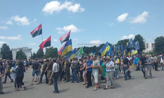 Радикалы снесли памятник великому полководцу Георгию Жукову и устроили "коридор позора" сторонникам Труханова-Кернеса