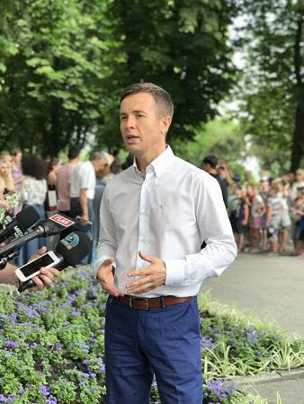 Возле памятника-фонтана Пушкину одесситы и иностранцы читают стихи поэта (фото)