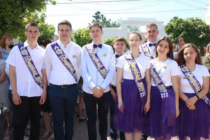 В Белгороде-Днестровском на празднике Последнего звонка вручали премии одарённым детям