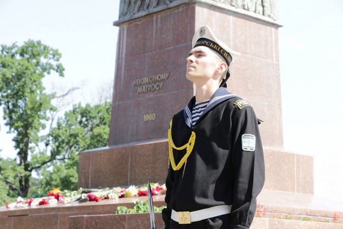Почтили память жертв Второй мировой войны: одесситы возложили цветы к памятнику неизвестного матроса