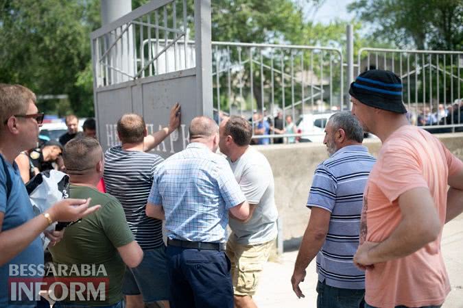 Фермеры Бессарабии пытаются вывезти своё зерно, оказавшееся в "заложниках" Измаильского элеватора - полиция им препятствует