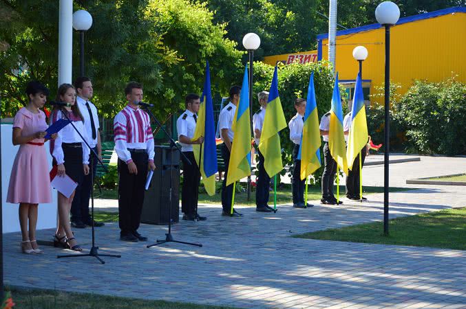 В Килии ко Дню Конституции Украины провели акцию "Єднаймося"