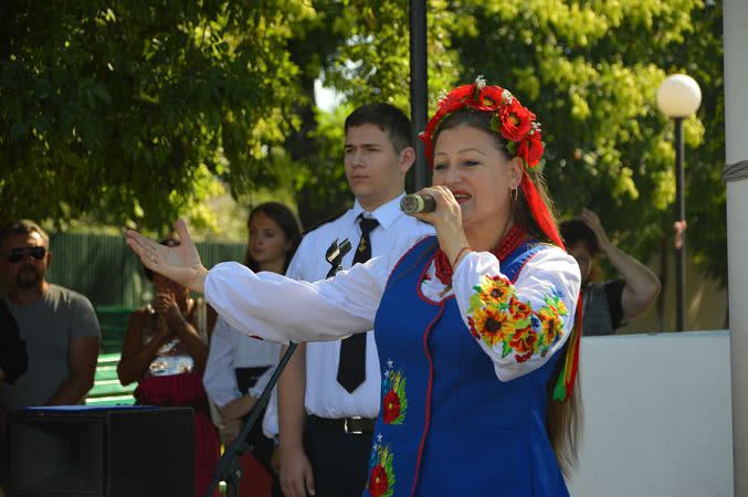 В Килии ко Дню Конституции Украины провели акцию "Єднаймося"