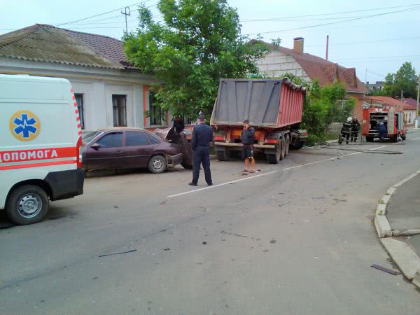 В Измаиле грузовик столкнулся с легковушкой и повредил стену жилого дома