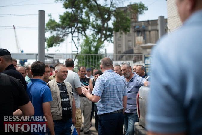 Фермеры Бессарабии пытаются вывезти своё зерно, оказавшееся в "заложниках" Измаильского элеватора - полиция им препятствует