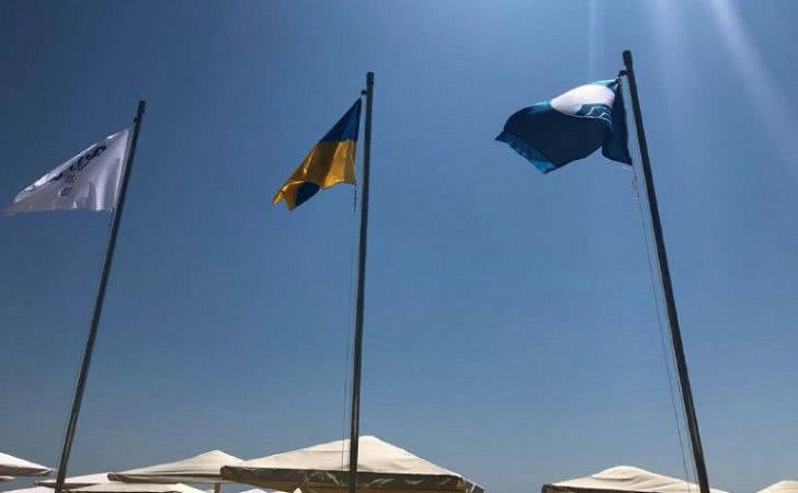На пляже в Затоке поднят «Голубой флаг»