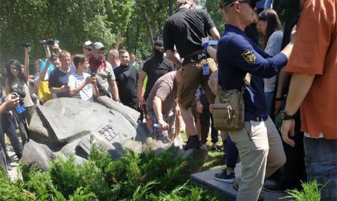 Радикалы снесли памятник великому полководцу Георгию Жукову и устроили "коридор позора" сторонникам Труханова-Кернеса