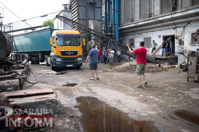 Фермеры Бессарабии пытаются вывезти своё зерно, оказавшееся в "заложниках" Измаильского элеватора - полиция им препятствует