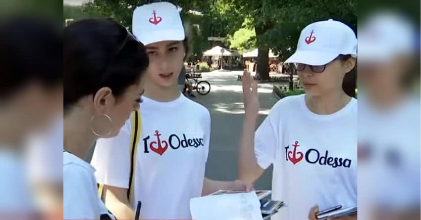 Подскажут дорогу и помогут найти Wi-Fi: в Одессе появился туристический патруль