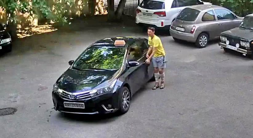 Одесский таксист-вор вернул крышку люка после публикации видео о краже в соцсетях