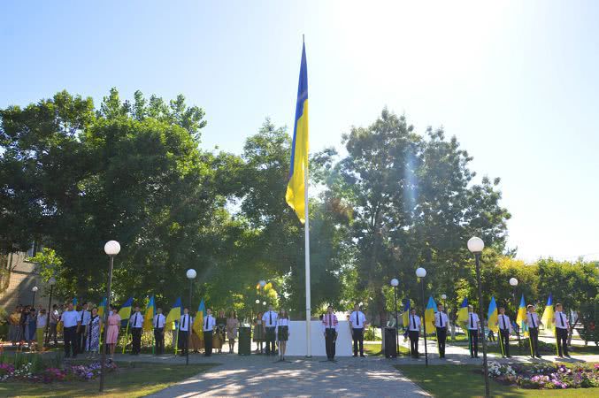 В Килии ко Дню Конституции Украины провели акцию "Єднаймося"