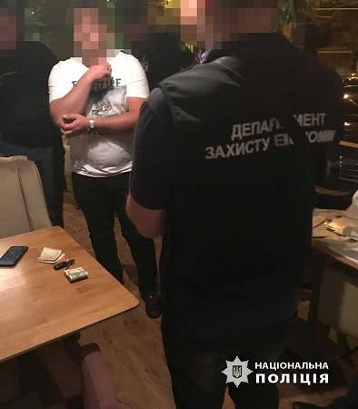 В Одессе чиновник Гоструда «погорел» на взятке 4 500 долларов США. Фото
