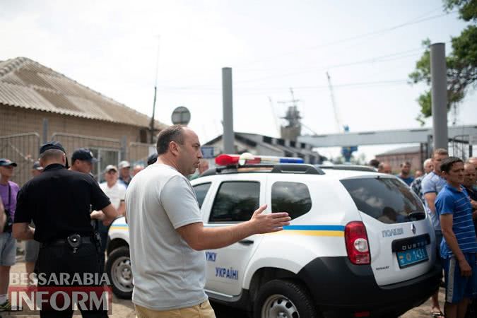 Фермеры Бессарабии пытаются вывезти своё зерно, оказавшееся в "заложниках" Измаильского элеватора - полиция им препятствует