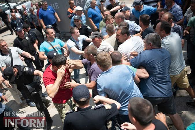 Фермеры Бессарабии пытаются вывезти своё зерно, оказавшееся в "заложниках" Измаильского элеватора - полиция им препятствует