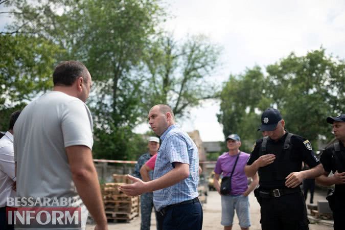 Фермеры Бессарабии пытаются вывезти своё зерно, оказавшееся в "заложниках" Измаильского элеватора - полиция им препятствует