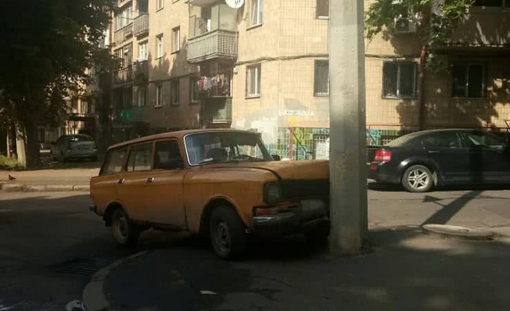 Старая легковушка влетела в столб в центре Одессы (фото)