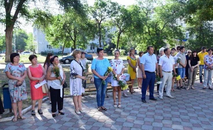 В Сарате по случаю Дня Конституции состоялся праздничный митинг у памятника Кобзарю