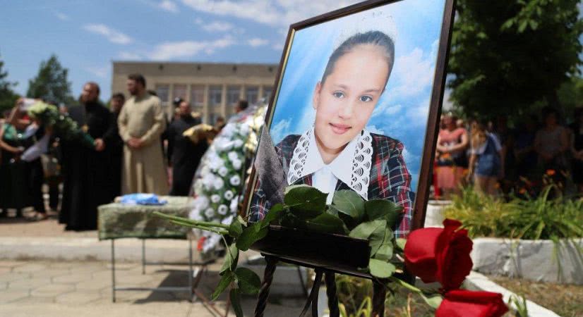 В Одеській області попрощалися з убитою Дариною Лук’яненко: ховали в закритій труні, людям ставало зле