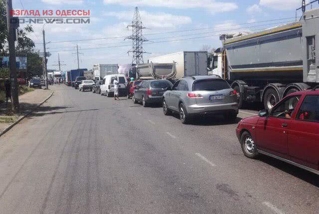 На Одесской объездной дороге протест против большегрузов